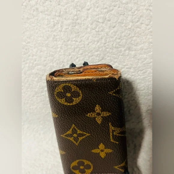 Louis Vuitton 4 Ring Key Holder - Picture 7 of 12